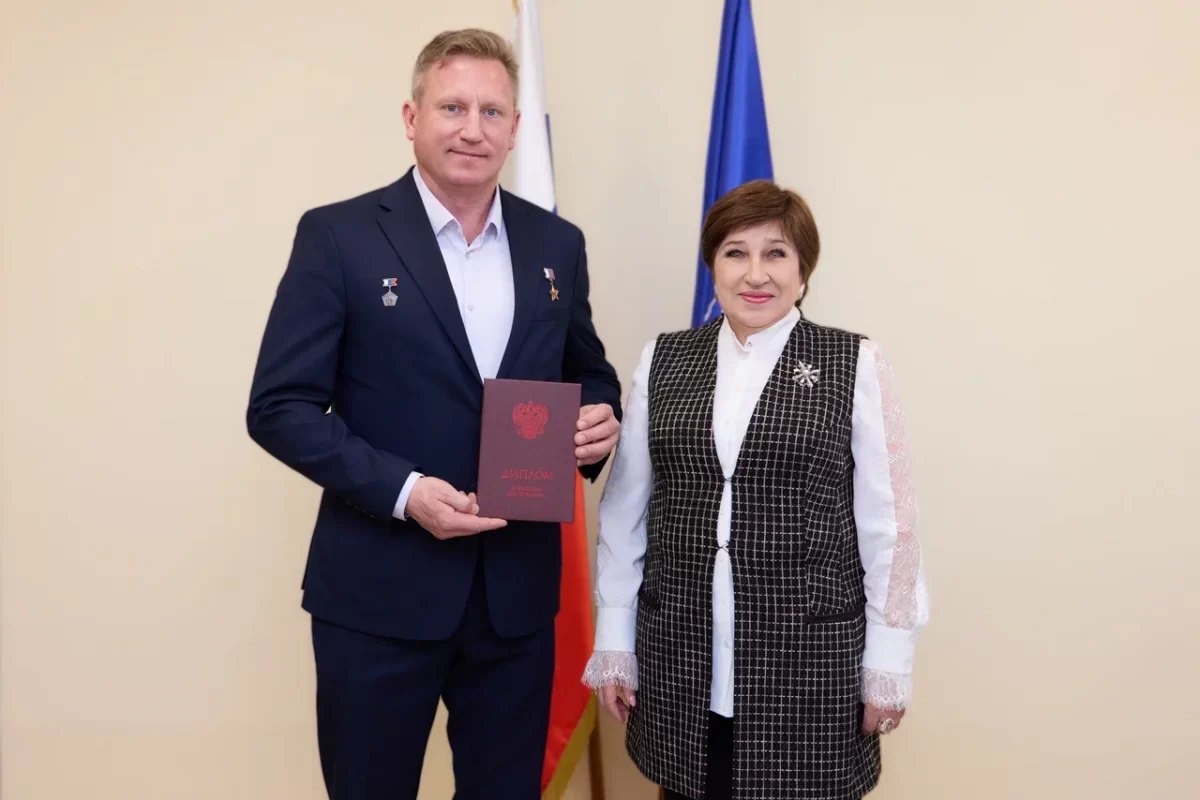 «Космическая» встреча: спикер Заксобрания Владимирской области Ольга Хохлова вручила «красный диплом» Герою России Сергею Прокопьеву