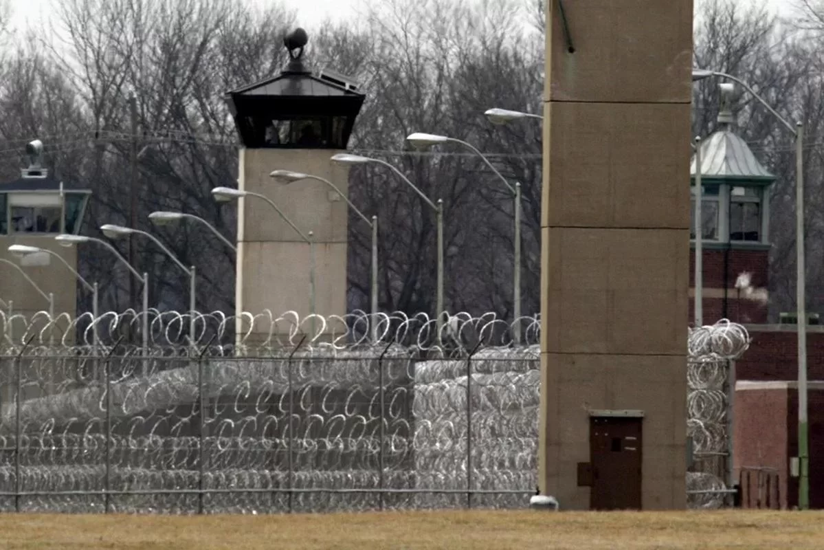 Экс-сотрудницу тюрьмы приговорили к восьми месяцам тюрьмы за связь с заключённым