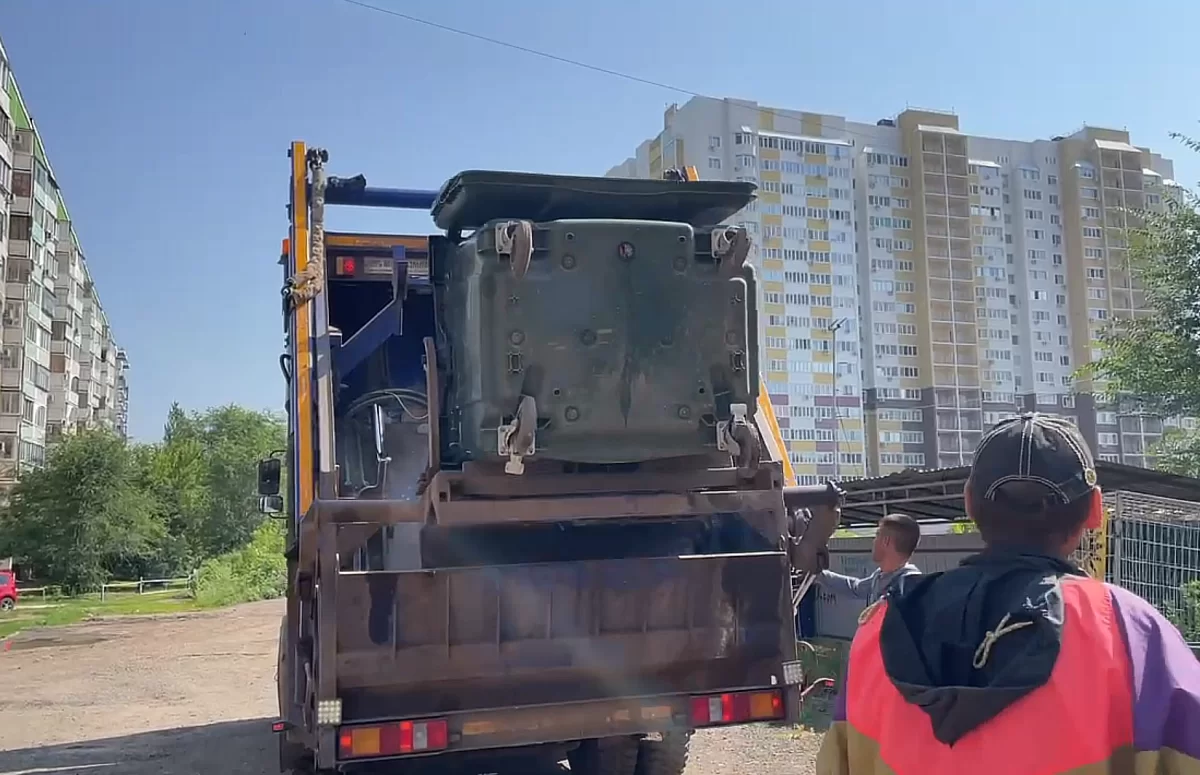В Оренбурге на вывоз коммунальных отходов ежедневно направляют до 75 единиц спецтехники