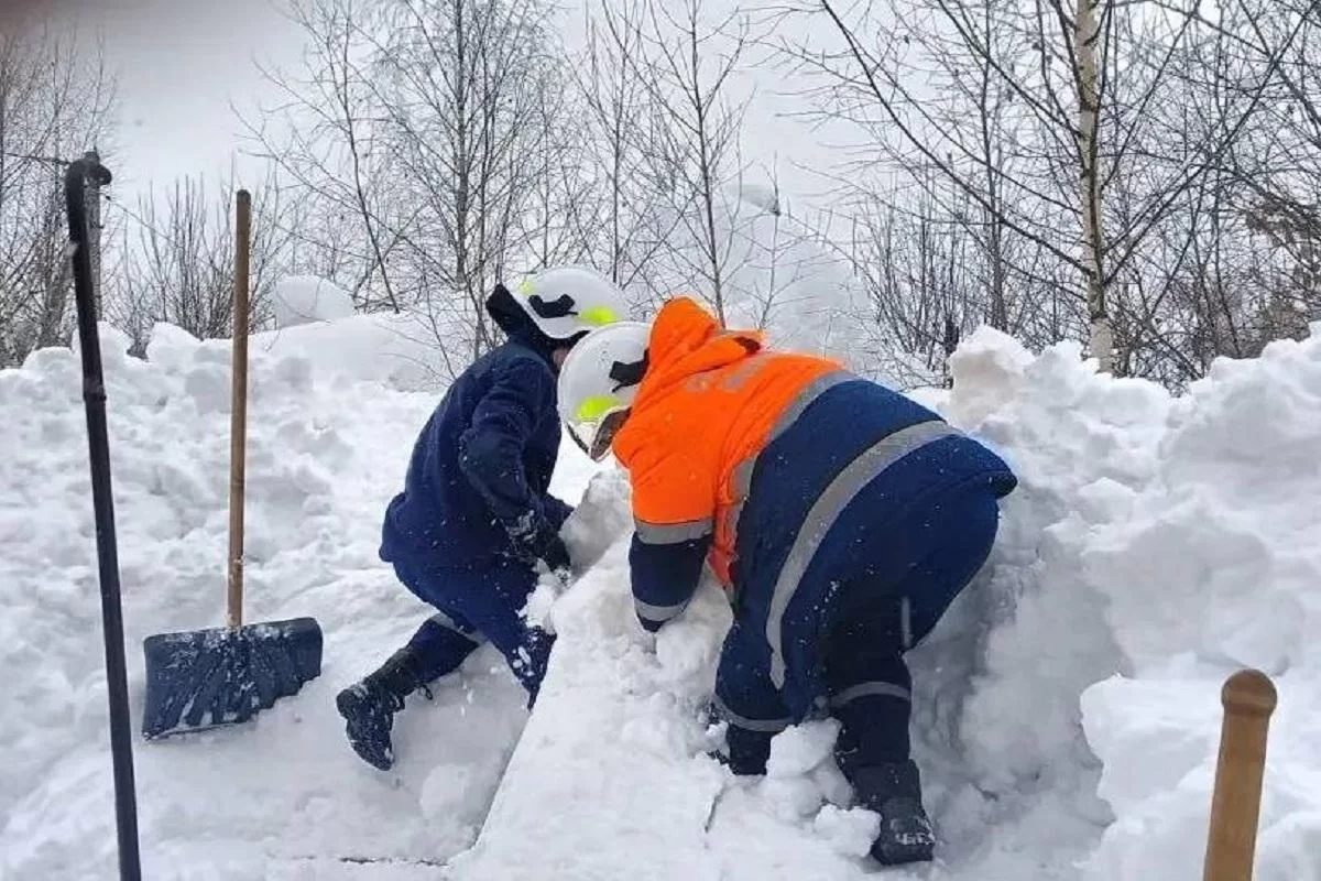 В Йошкар-Оле мужчину завалило снегом, сошедшим с крыши
