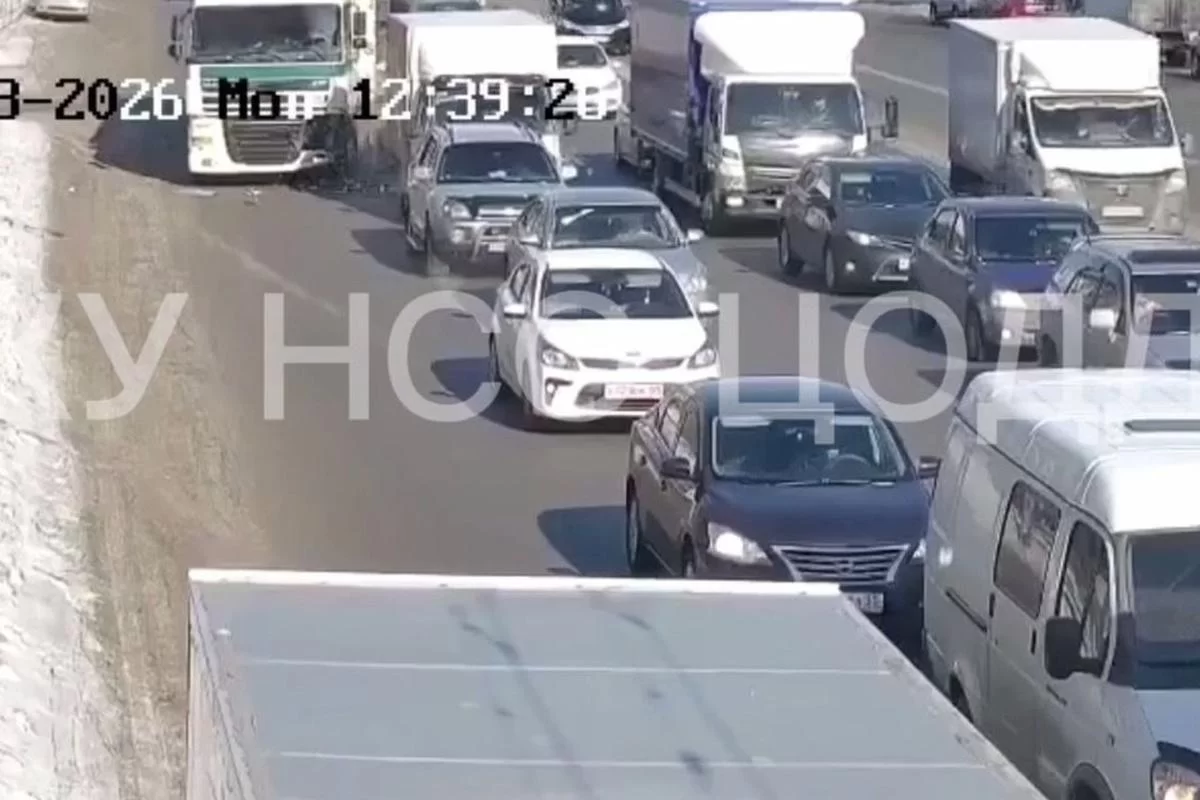 В центре Новосибирска грузовик столкнулся с легковушкой