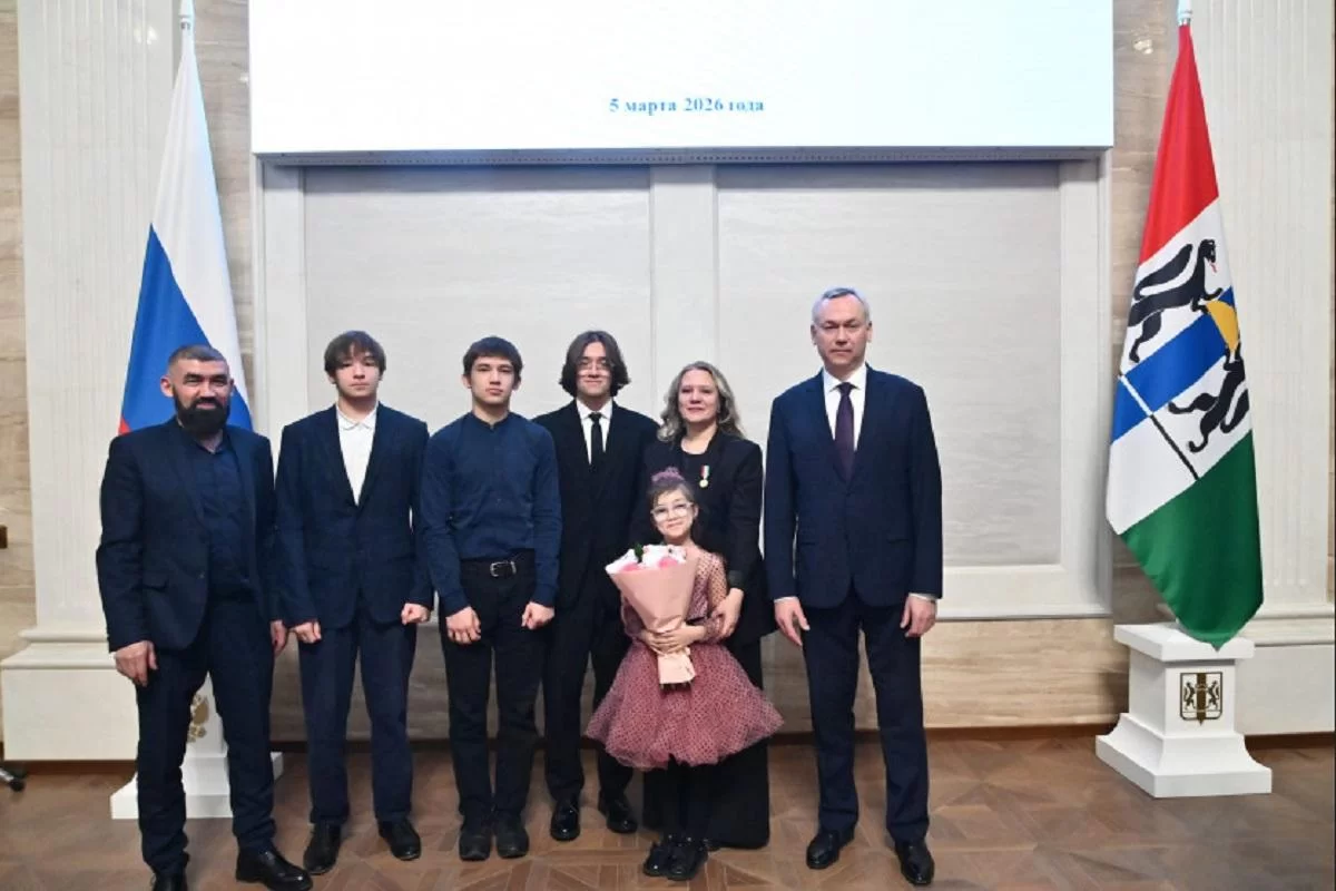 «Материнская доблесть»: губернатор Новосибирской области Андрей Травников вручил награды 15 многодетным мамам