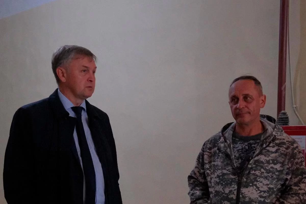 Спикер Заксобрания Кировской области Роман Береснев проверил ход ремонта Дома культуры в Торфяном и ответил на вопросы жителей поселка