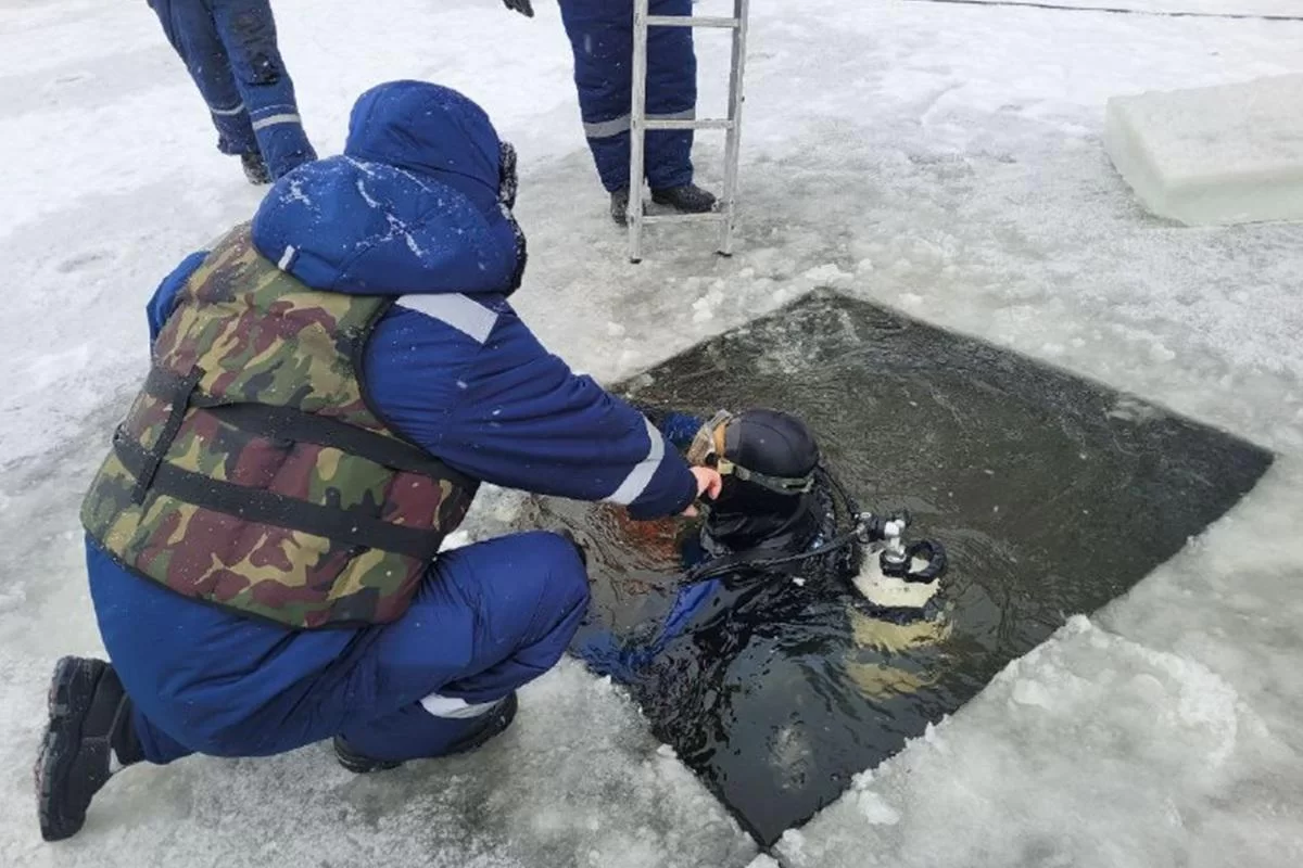 В Брянске к масштабным поискам детей, провалившихся под лёд на Десне, подключили подводные камеры