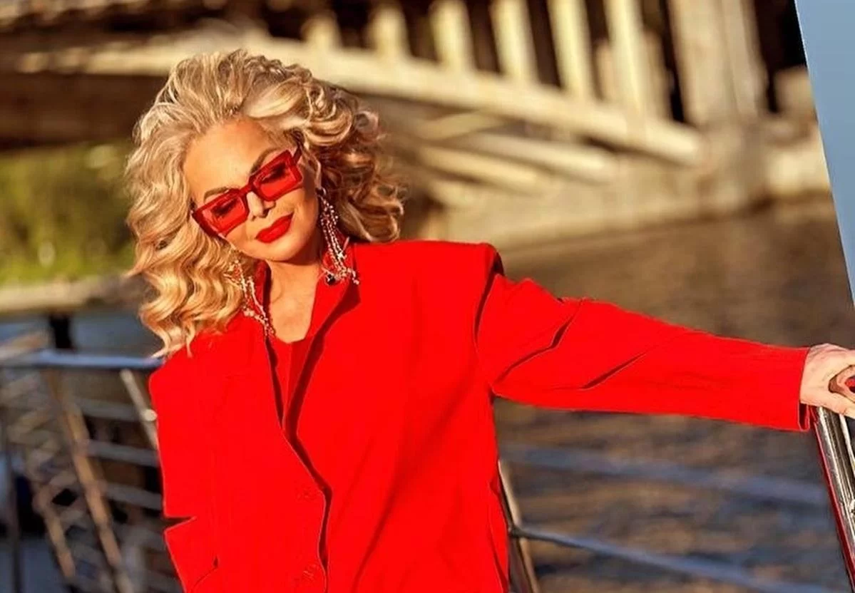 Лариса Долина несколько часов не могла пошевелиться. На вызов приехала скорая. Что с певицей?