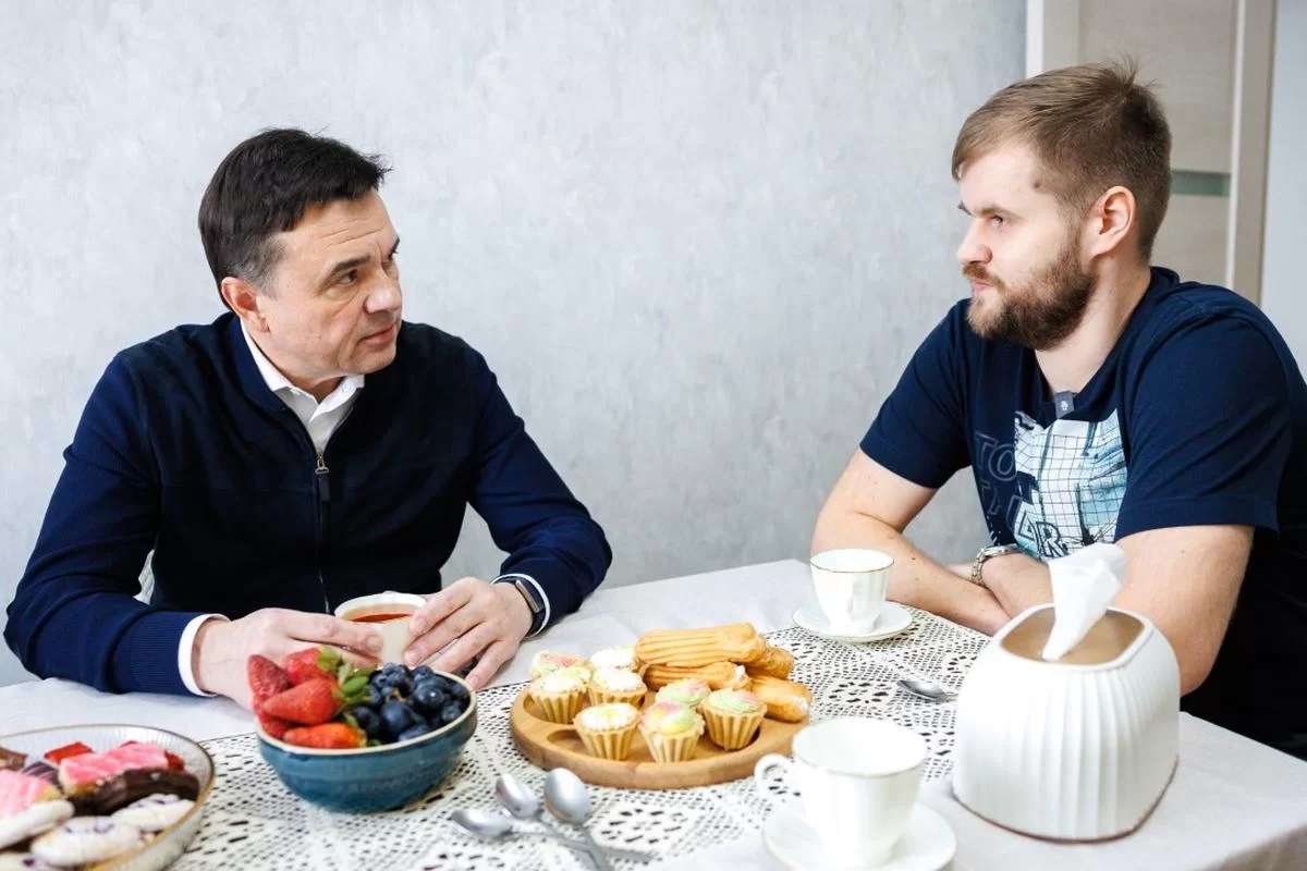 Губернатор Андрей Воробьёв поздравил жителей, переехавших из аварийного жилья в Сергиевом Посаде