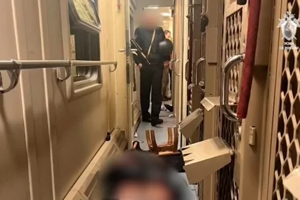 СК показал видео с места нападения заключенного на конвоиров в поезде в КБР
