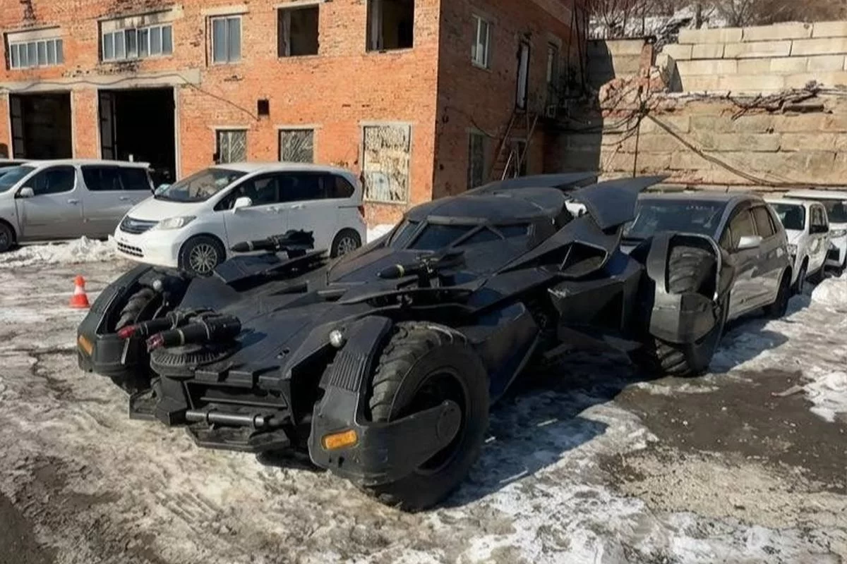 Уникальный «бэтмобиль» сняли на фото во Владивостоке