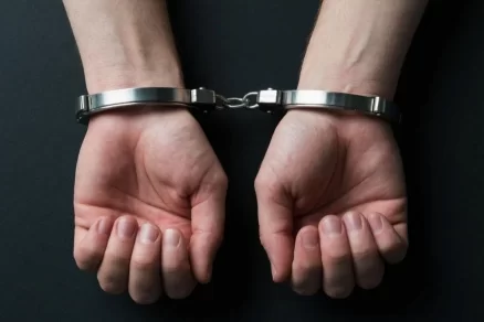 Мужчина предстанет перед судом за растление дочери сожительницы и ее подруги