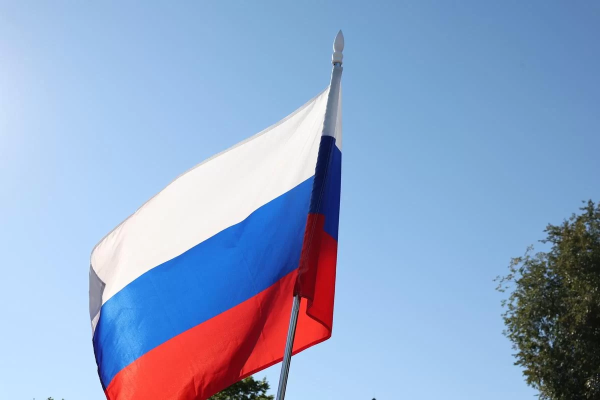 В триколоре — память о подвигах предков и ответственность перед будущим: в Астраханской области отмечают День Государственного флага России
