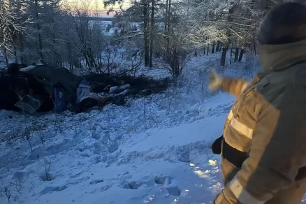 В ночь на 30 декабря на загородной трассе в Якутии разбился микроавтобус