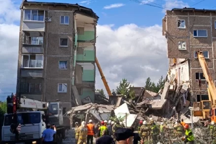 Из-под завалов обрушившегося дома в Нижнем Тагиле извлекли тело 4-го погибшего, спасатели не теряют надежды найти выживших