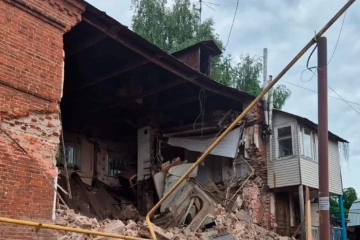 В Петербурге обрушилась стена исторического здания на Лесном проспекте