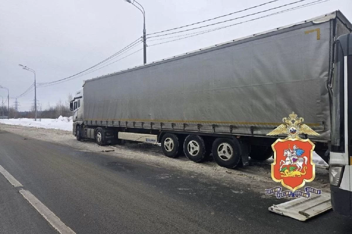 Три человека пострадали в Электростали при столкновении автобуса с грузовиком