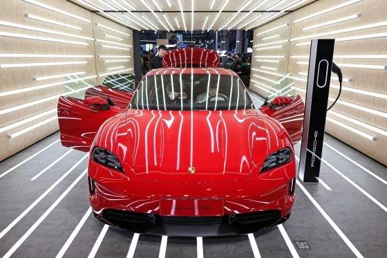 Бензин против розетки: почему Lamborghini и Porsche разочаровались в электромобилях, а Ferrari все ещё верит