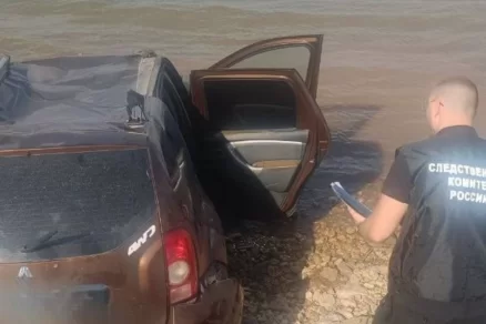 Трое саратовцев упали в автомобиле в реку и погибли