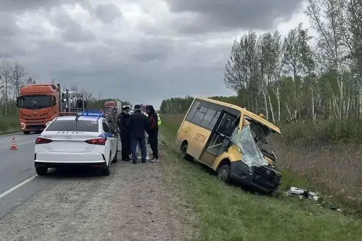 Смертельное ДТП под Омском: 12-летний школьник погиб, ещё семеро детей пострадали при столкновении автобуса с грузовиком