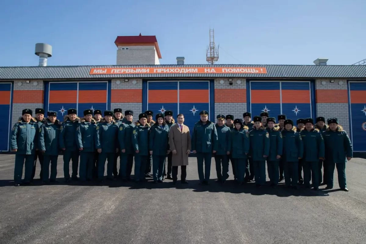 «Ваша работа — выбор души и призвание»: Глава Калмыкии Бату Хасиков поздравил сотрудников и ветеранов противопожарной службы с профессиональным праздником