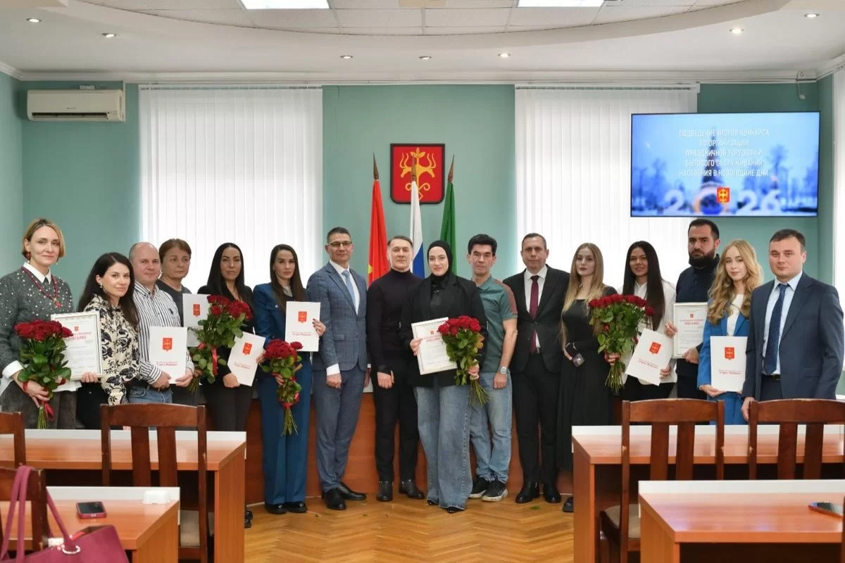 Мэр Майкопа Геннадий Митрофанов наградил победителей конкурса по организации праздничной торговли