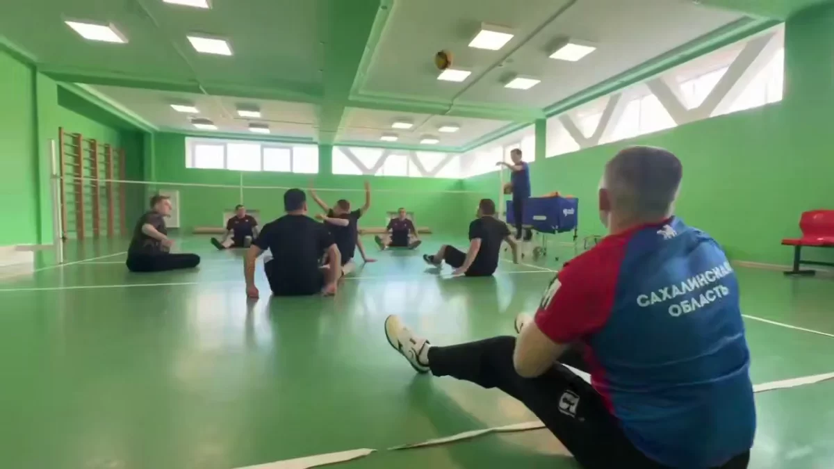 «Поддержка бойцов и ветеранов СВО — абсолютный приоритет»: Губернатор Сахалинской области Валерий Лимаренко посетил тренировку волейбольной команды ветеранов СВО