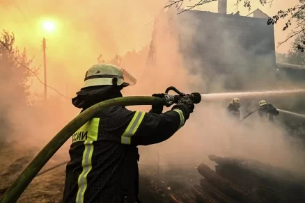 Ветер способствует распространению лесного пожара на Кубани