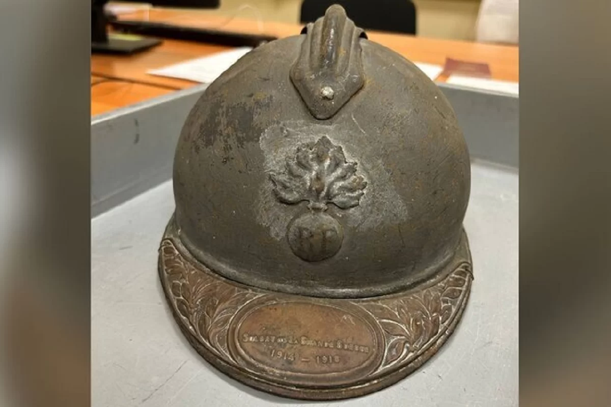 Таможенники в Домодедово изъяли у пассажирки французскую каску 1915 года