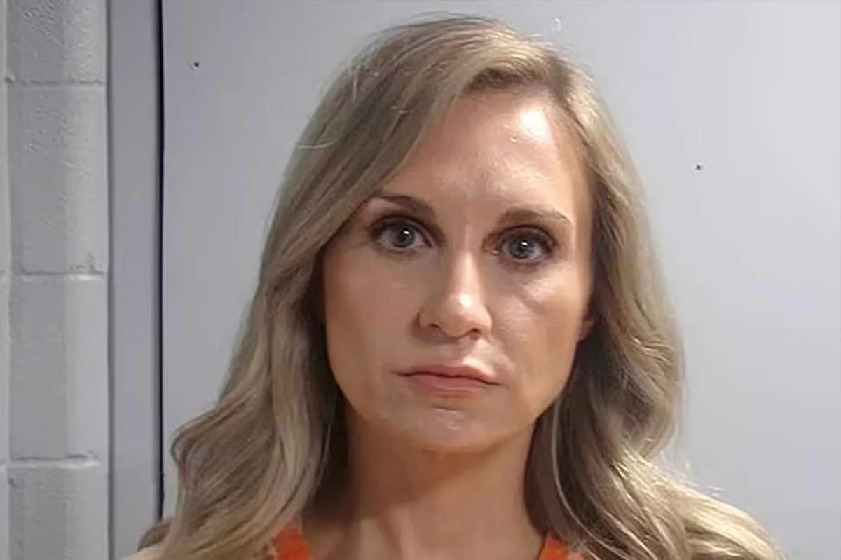 Американский политик занялась сексом с подростком, пока родные дети подглядывали в окно