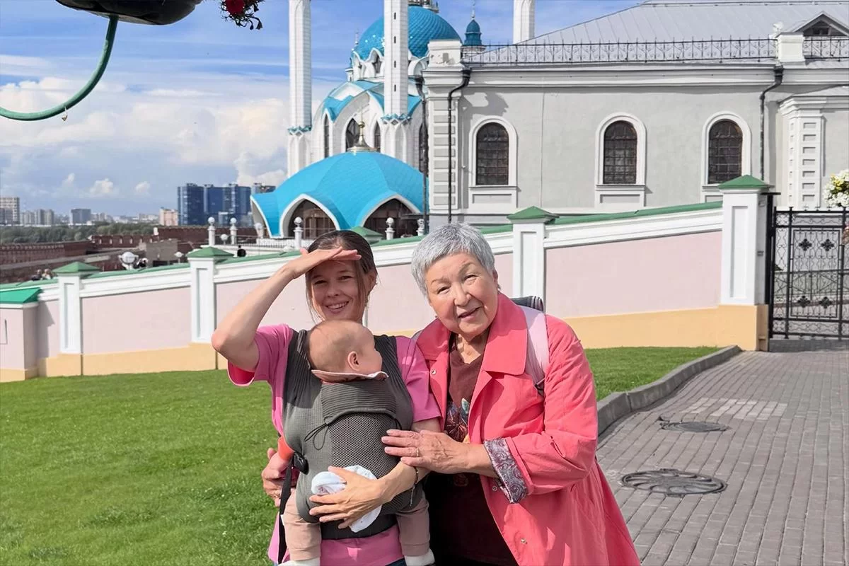 Катерина Шпица впервые показала 4-месячного сына на прогулке в Казани после отпуска в Турции