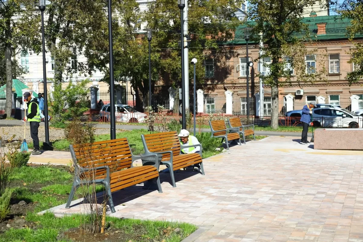 Мэр Руслан Болотов проверил ход обновления двух общественных территорий в Октябрьском округе Иркутска