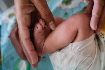 В Якутии новорожденный получил травму после стремительных родов в холле больницы