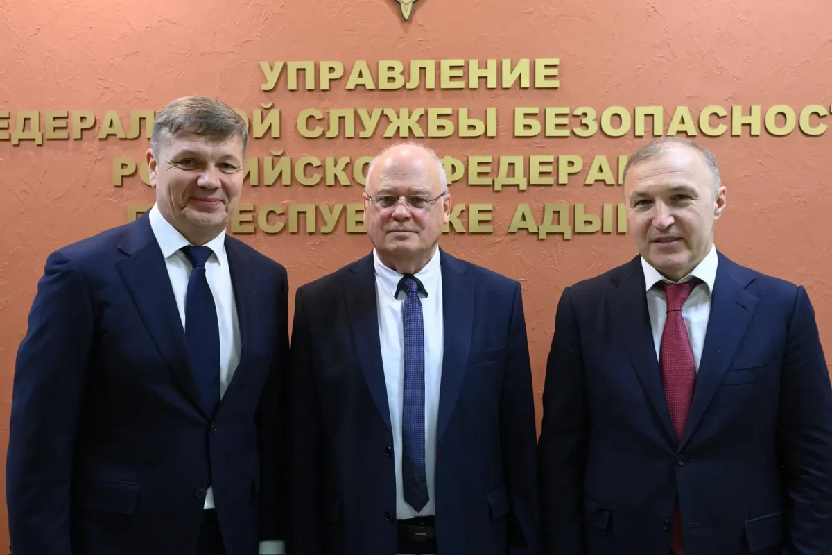 «Одна из главных мишеней противника — молодежь, её необходимо защитить»: Глава Адыгеи Мурат Кумпилов принял участие в совещании по вопросам профилактики деструктивных идеологий в молодежной среде