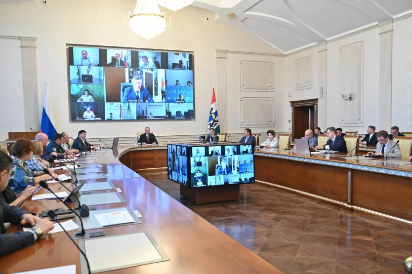 «Все системы жизнеобеспечения обеспечены работой транспорта»: Губернатор Андрей Травников провел оперативное совещание по ситуации с топливом