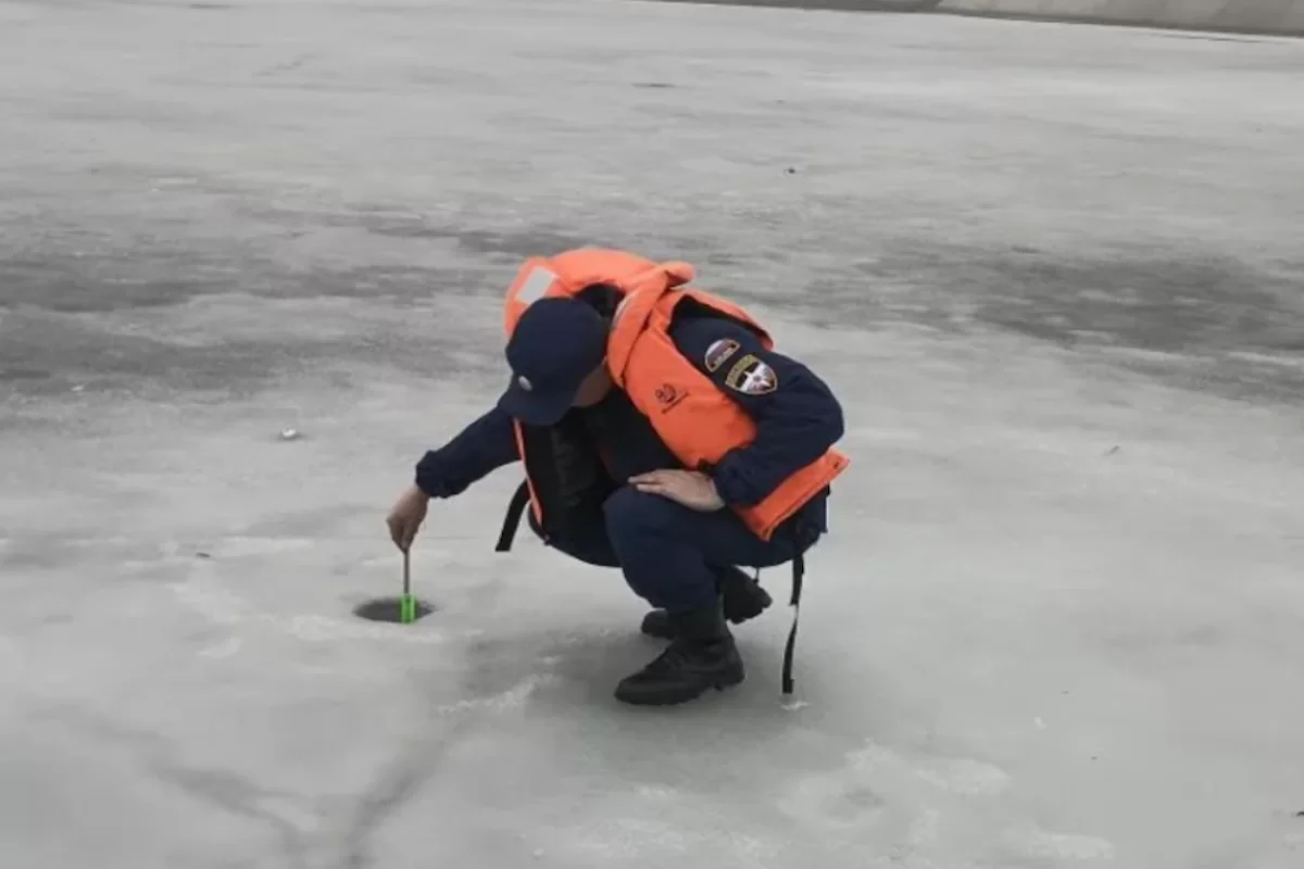 Опасный лед: астраханские спасатели предупреждают о рисках выхода на ледовую поверхность водоемов