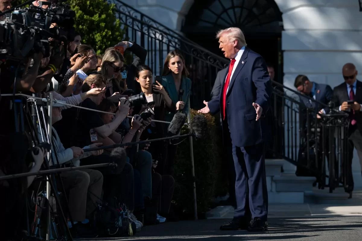 Сорвал микрофон и бросил на пол: Трамп в ярости прервал интервью NBC и оскорбил ведущую