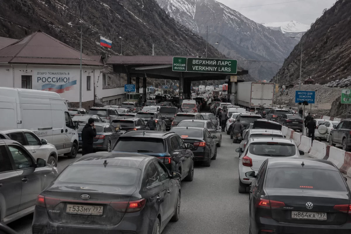 Граница встала: рекордный пассажиропоток и сломанная фура собрали 20 тысяч человек в очереди на Верхнем Ларсе