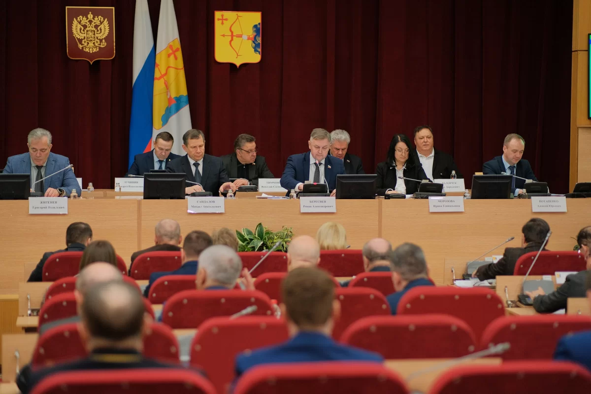 Поддержка сирот, льготы для медиков и содействие инвесторам: Спикер Роман Береснев подвел итоги первой в 2026 году сессии Заксобрания Кировской области