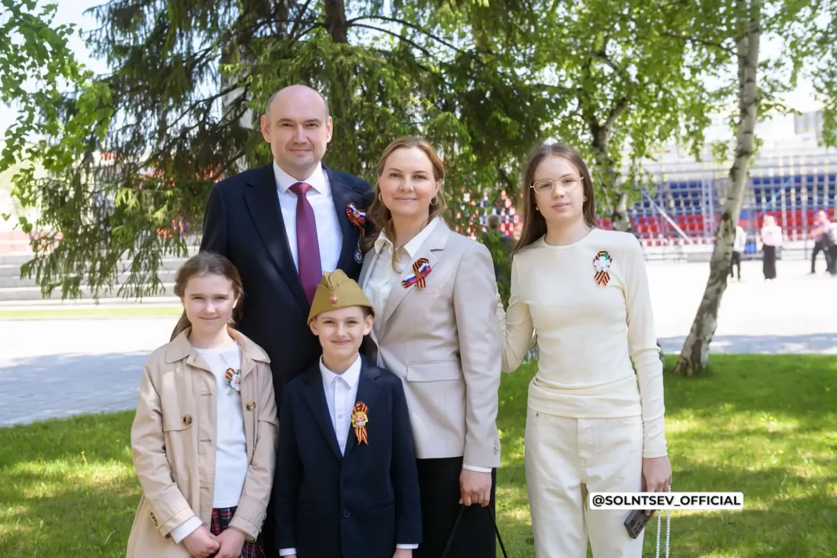 «За 10 лет число многодетных семей в регионе выросло более чем на 30%»: Губернатор Евгений Солнцев поздравил жителей Оренбуржья с Днём семьи, любви и верности