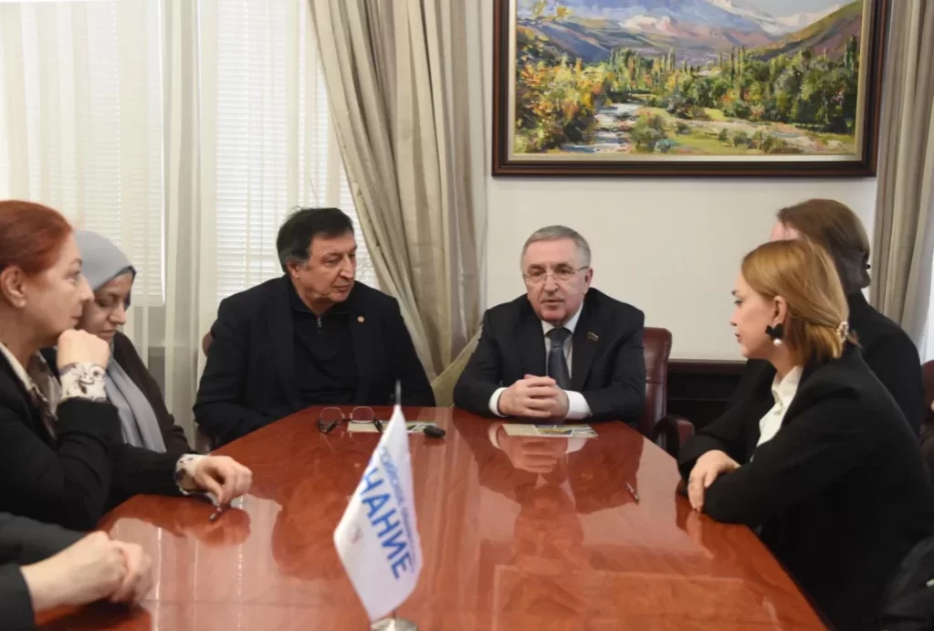 Первый вице-спикер Народного Собрания Юрий Левицкий обсудил духовно-нравственное и патриотическое воспитание жителей Дагестана с руководством общества «Знание»