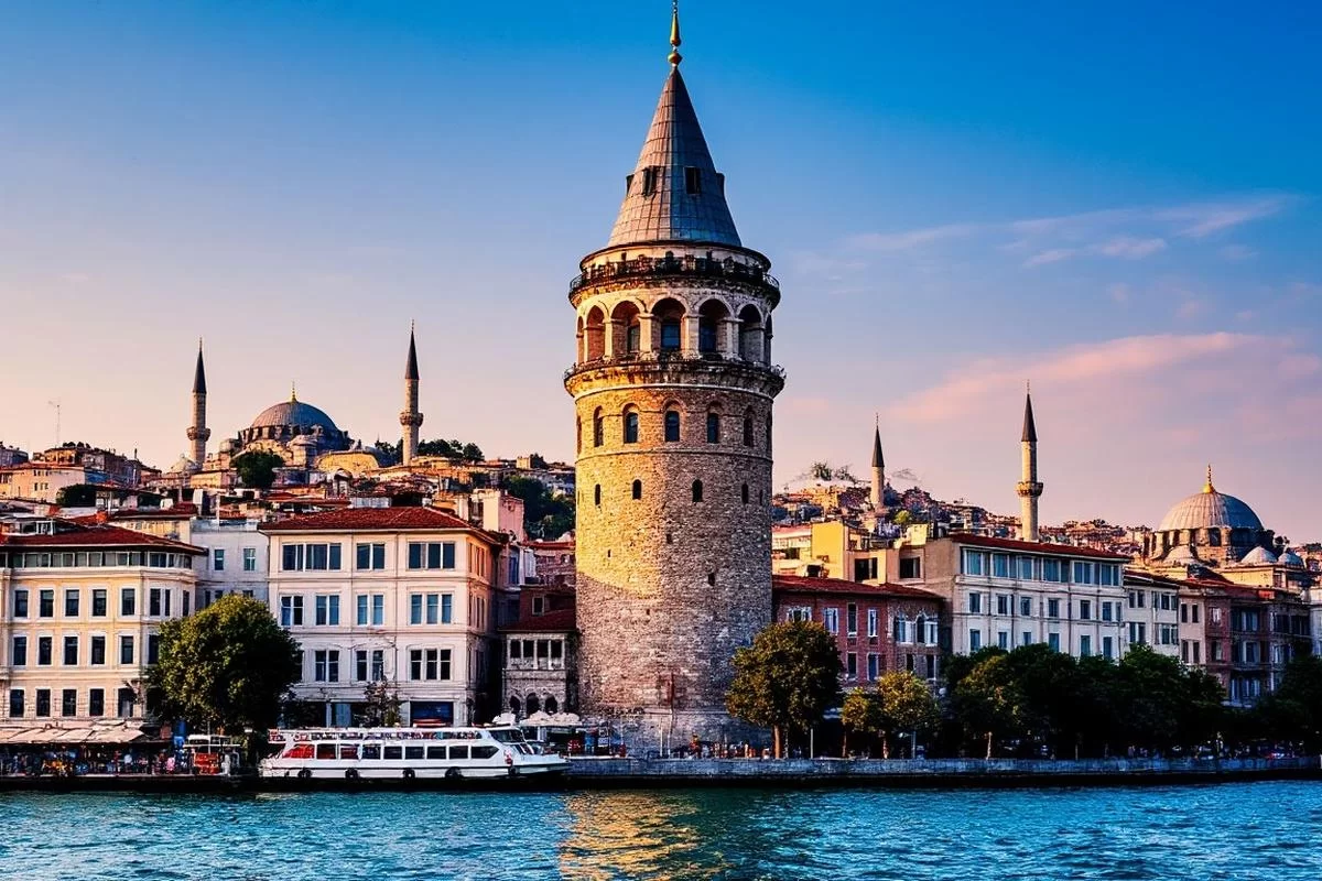 Иностранная туристка погибла при падении с Галатской башни в Стамбуле