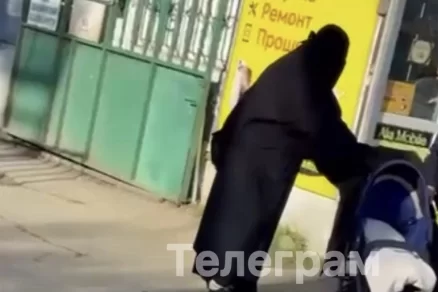 Женщина гуляла по Дербенту с коляской, в которой лежало тело девочки