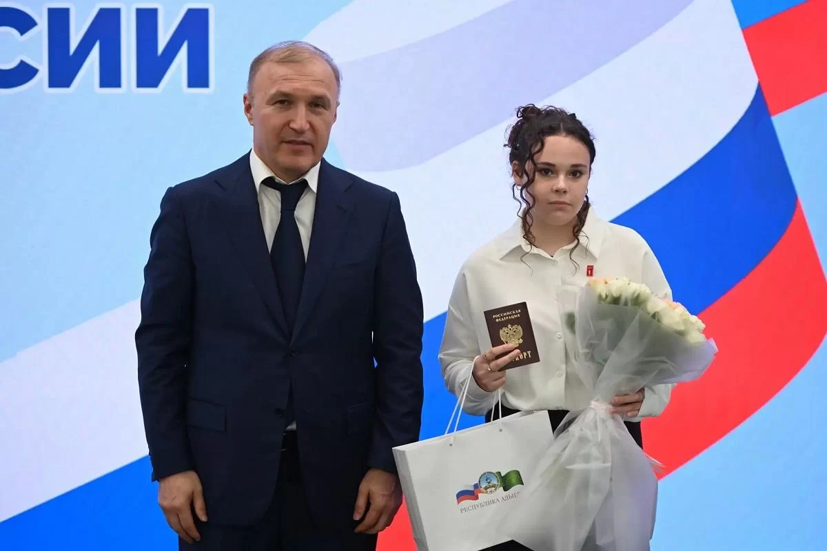 «У вас всё получится!»: губернатор Мурат Кумпилов в День России вручил юным адыгейцам первые паспорта