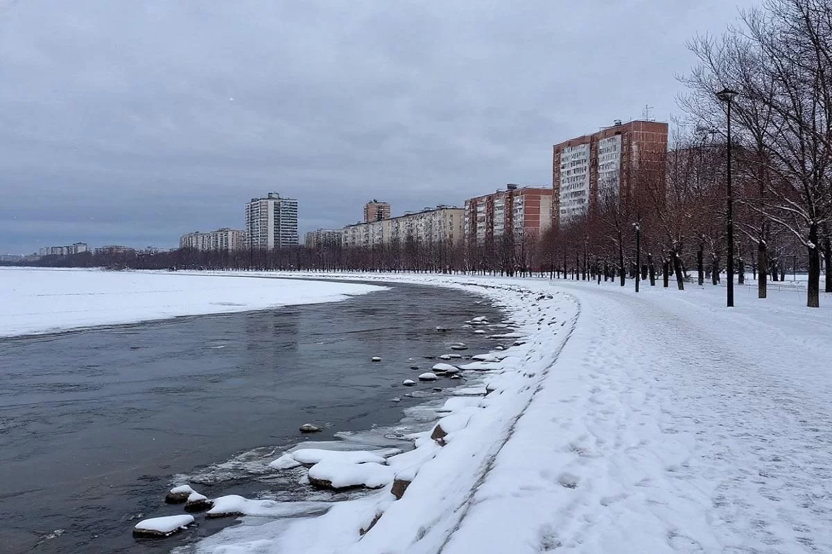 Городские пейзажи Комсомольска: набережная утопает в снегу