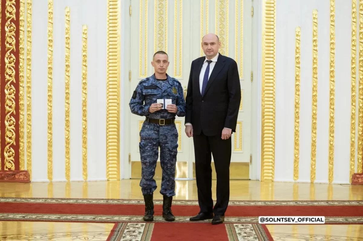 «Каждый внесет свой вклад в будущее региона и России»: Губернатор Евгений Солнцев наградил памятным знаком «Золотая молодежь Оренбуржья» молодых лидеров региона