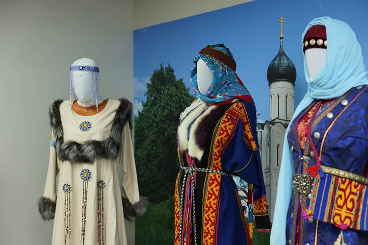 По инициативе спикера Ольги Хохловой: В Заксобрании Владимирской области в рамках Года единства народов России открылась выставка национальных костюмов