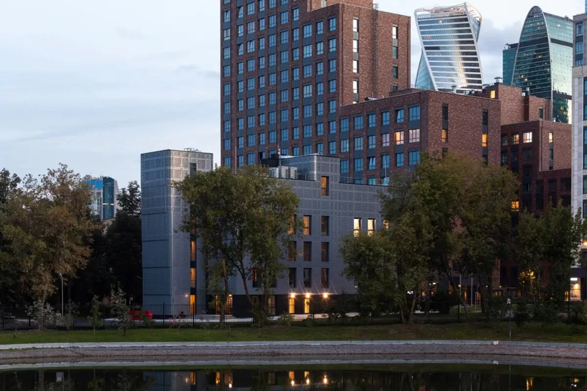 Узнали об отмене уроков от охраны: элитная школа Brookes собрала с родителей миллионы и закрылась посреди года