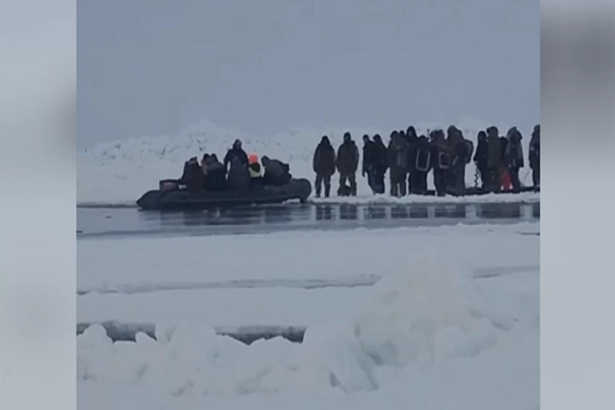 На Сахалине с оторванной льдины сняли более 70 рыбаков