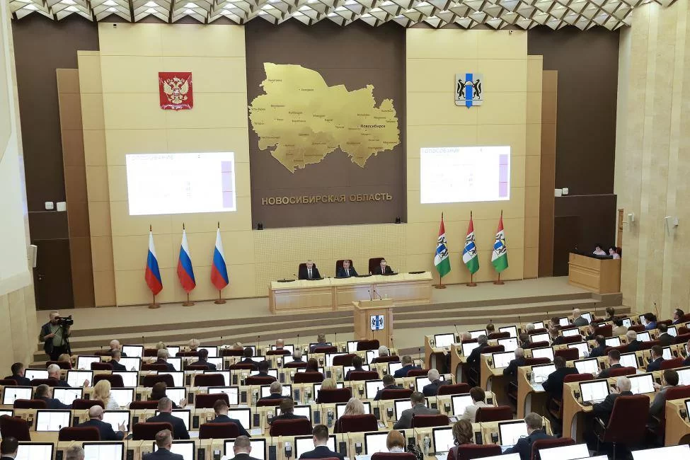 Спикер Заксобрания Новосибирской области Андрей Шимкив поздравил депутатов Олег Подойму и Александра Теплякова с присуждением государственных наград Президента РФ