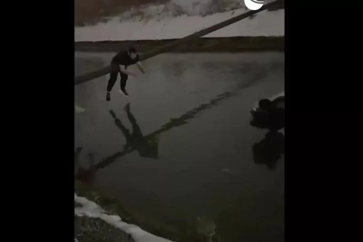 Спасение пассажиров упавшего в ледяную воду такси восхитило британцев