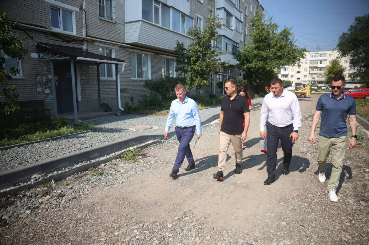 «Необходимо постоянно ходить по земле и общаться с людьми»: Губернатор Курганской области Вадим Шумков призвал усилить контроль за качеством строительных работ