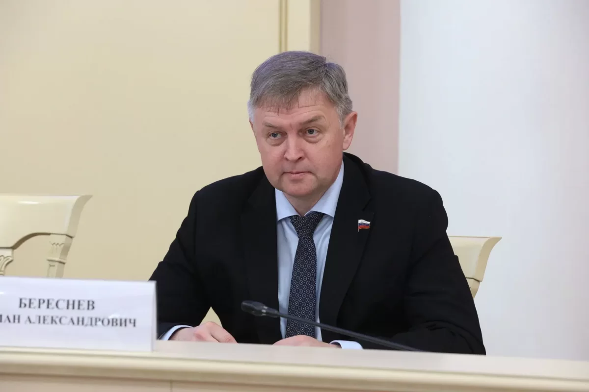 Спикер Заксобрания Кировской области Роман Береснев поздравил жителей и депутатов региона с Днём российского парламентаризма